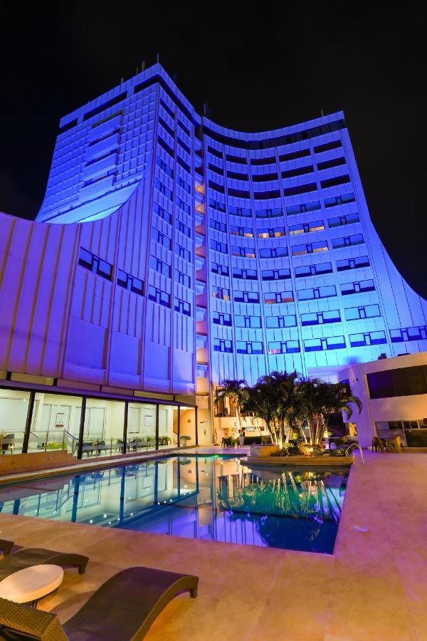 Hotel Casino Internacional Кукута Экстерьер фото The hotel at night
